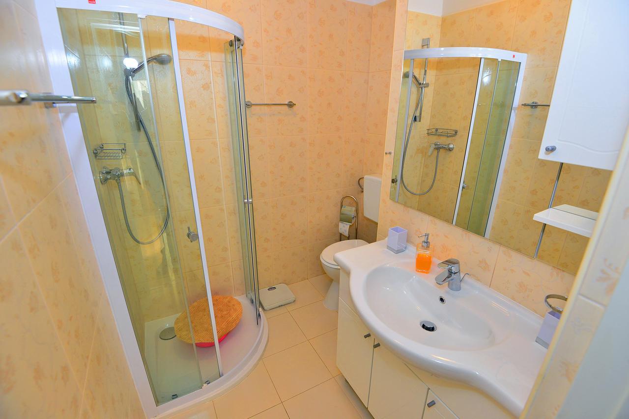 Apartments Jakovic Brela Rom bilde